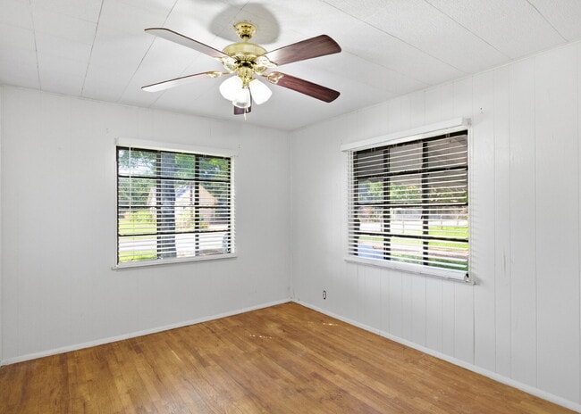 Building Photo - "Charming 2-Bedroom Retreat with Full Bath in the Heart of Castroville!"
