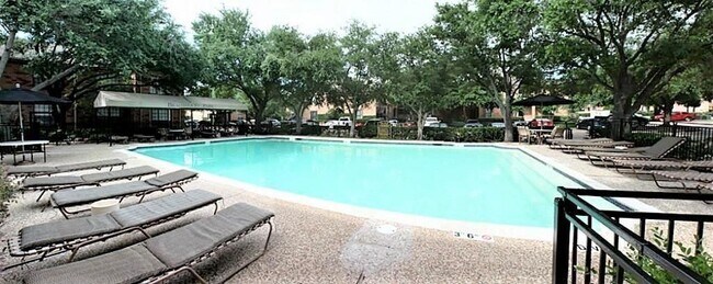 Building Photo - 2255 Braeswood Park Dr