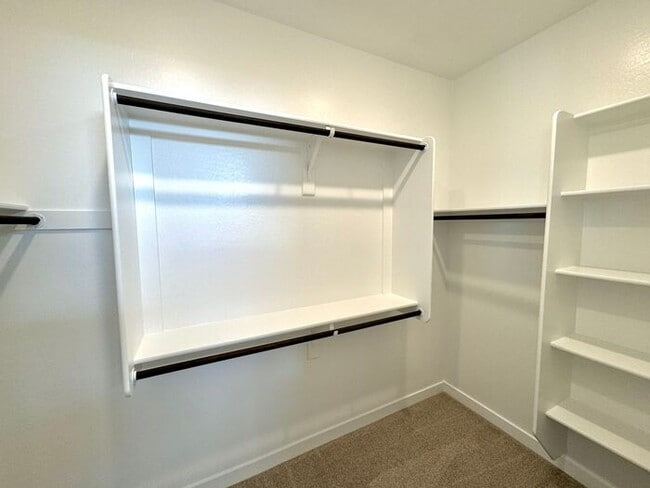 Building Photo - MOVE IN SPECILAS!! HALF MONTH RENT FREE!! ...