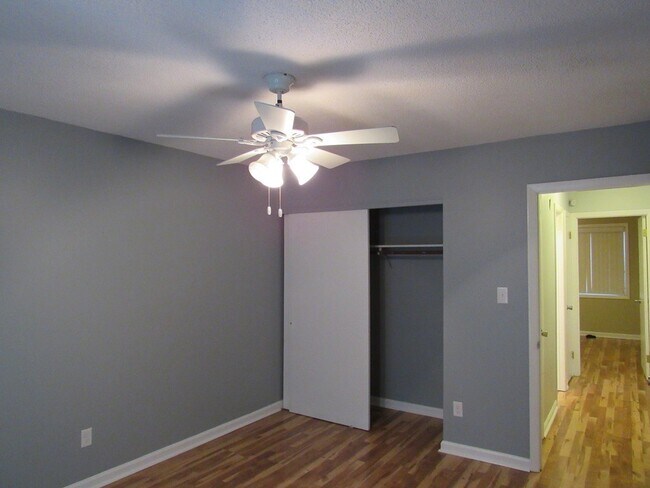 Building Photo - 111 Village Cir