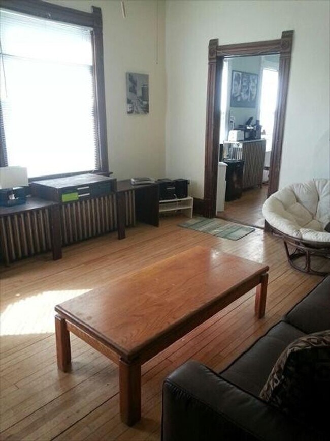 Building Photo - 2627 N Bartlett Ave