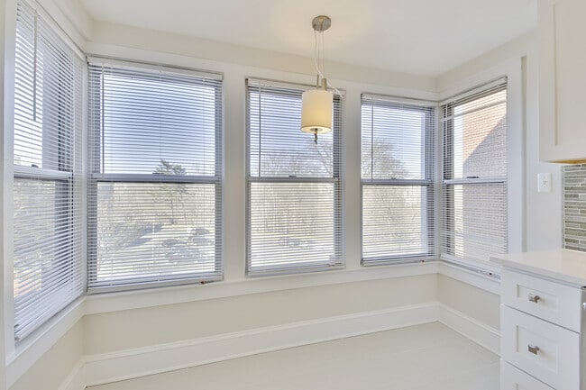 Building Photo - Spacious efficiency right in between Dupon...