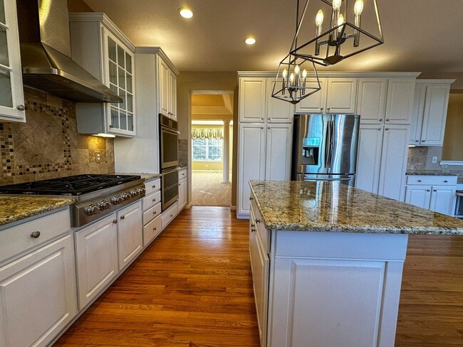 Building Photo - Luxurious Castle Pine living awaits!