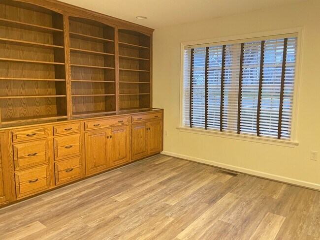 Building Photo - Beautiful 3 bedroom 2 bathroom Rancher in Great Manheim Location!