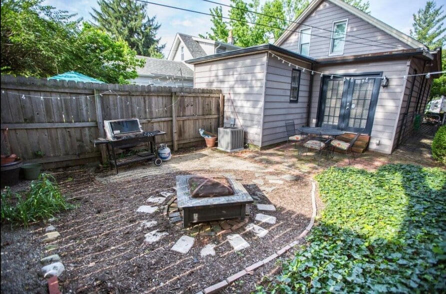 Large, private outdoor space. - 715 S 5th St