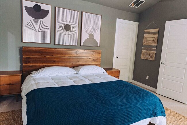 Building Photo - 2002 Rosewood Ave