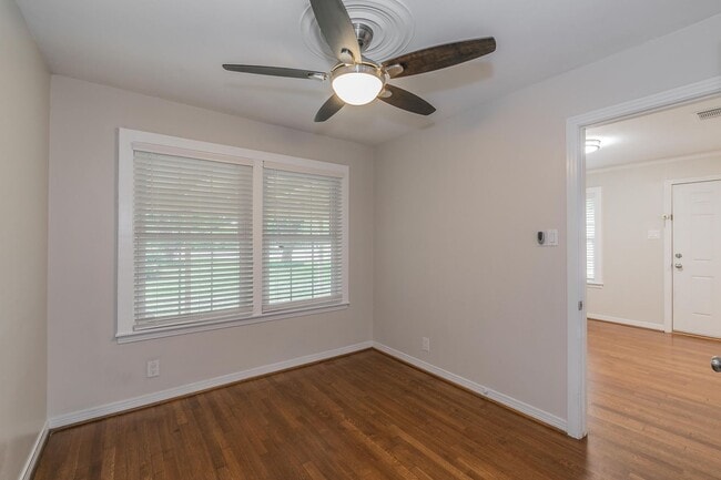 Building Photo - Recently updated 2-bedroom duplex in the desirable Ridglea area.