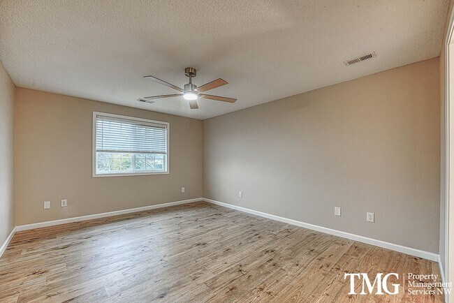 Building Photo - Wonderful 2 Story 3 Bed 2.5 Bath Home in Five Corners!