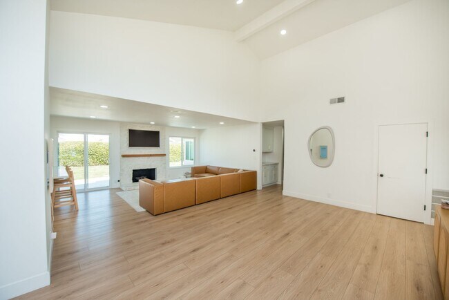 Building Photo - Remodeled South Huntington Beach Home