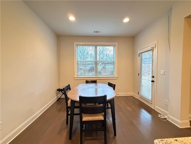 Building Photo - 1545 Dahlia Dr