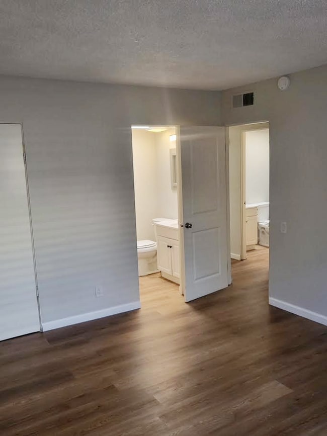 Building Photo - "Chic Palm Springs Retreat: 2BR/2BA"