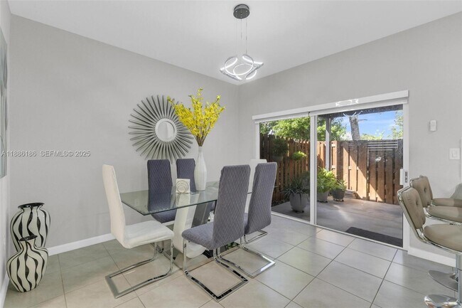 Building Photo - 424 NE 4th Ave