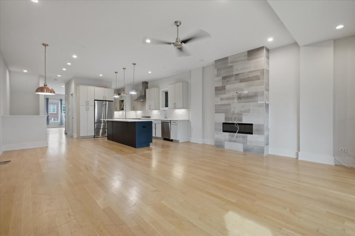 Building Photo - 3049 N Clybourn Ave