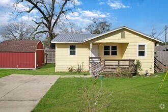 Building Photo - 3 bedroom 1 bath house in Midtown availabl...