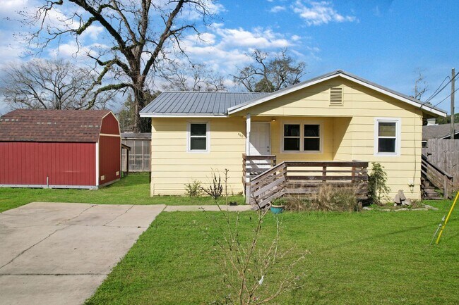 Primary Photo - 3 bedroom 1 bath house in Midtown availabl...