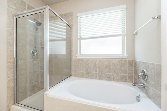 Building Photo - 2414 Garden Falls Dr