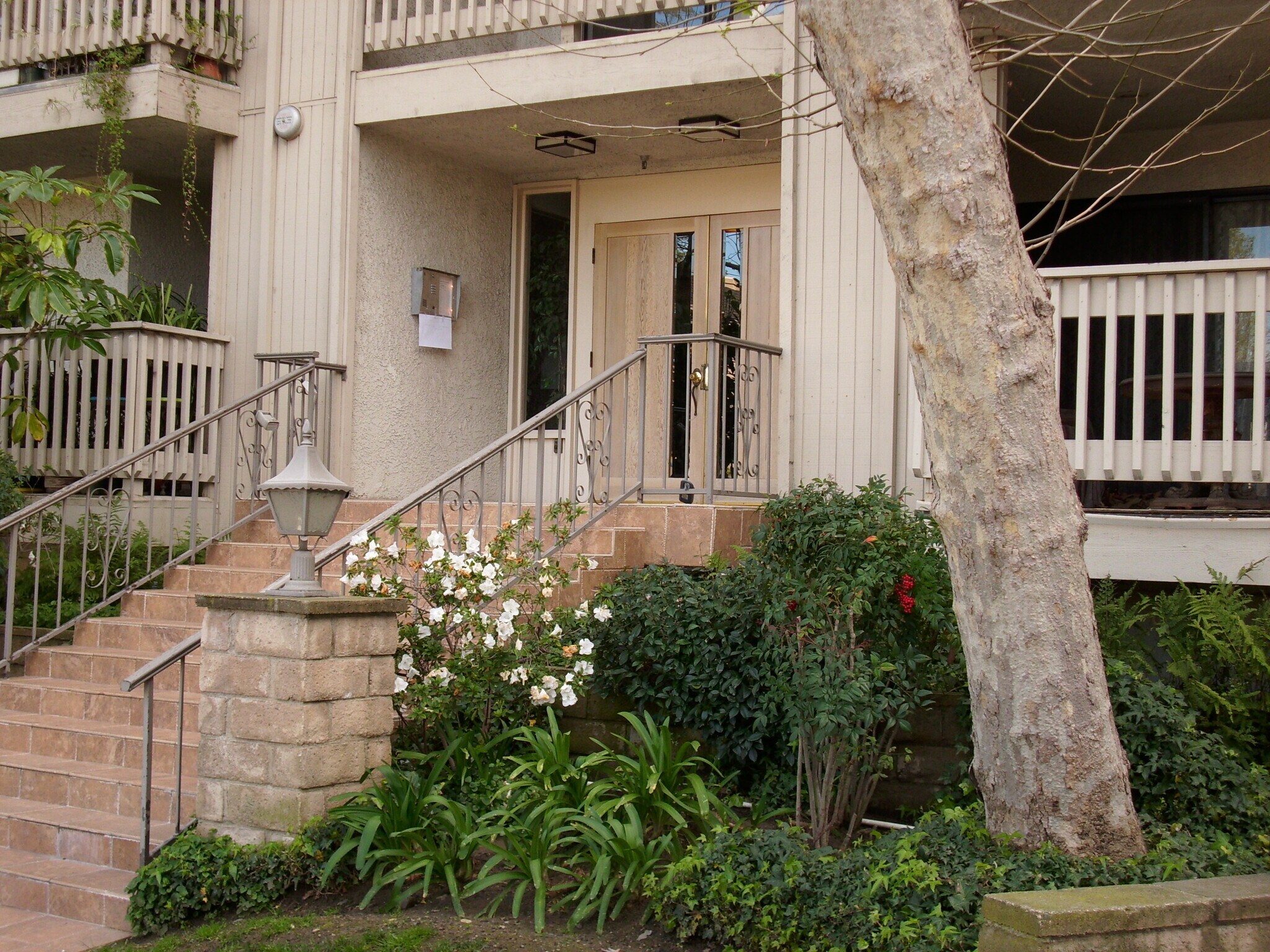 Building Photo - 16022 Moorpark St
