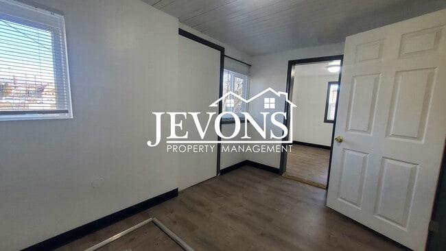 Building Photo - Available Now! 2BR, 1Bath house in Yakima