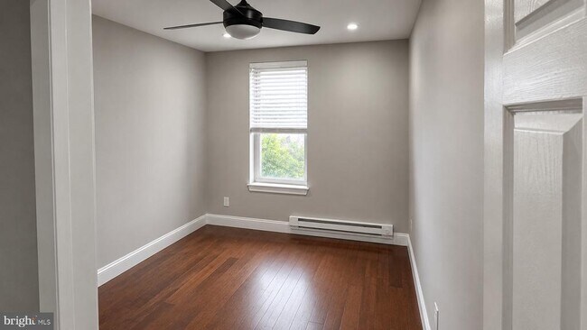 Building Photo - 427 W Girard Ave