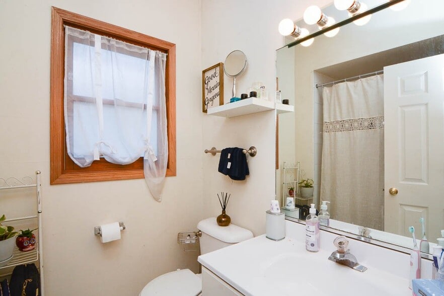 Building Photo - 1332 N Wolcott Ave