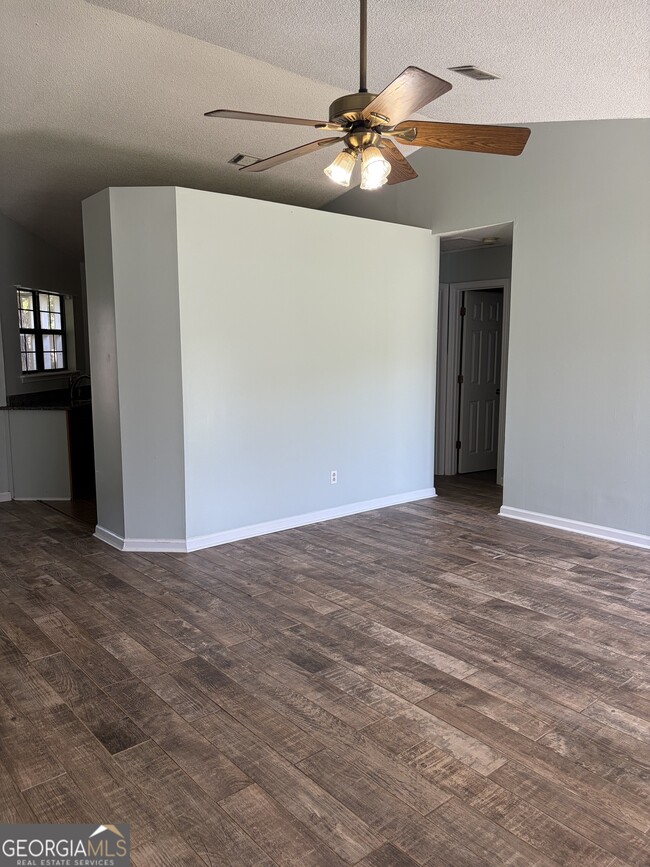 Building Photo - 121 Innerlake Ln