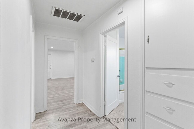 Building Photo - Fresno Mayfair District - 3 Bedroom Home  1 Year Lease