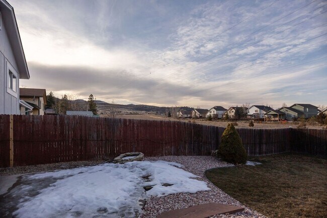 Building Photo - 3208 Spruce Dr