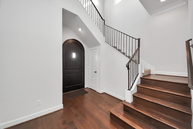 Building Photo - 1715 Maravilla Dr