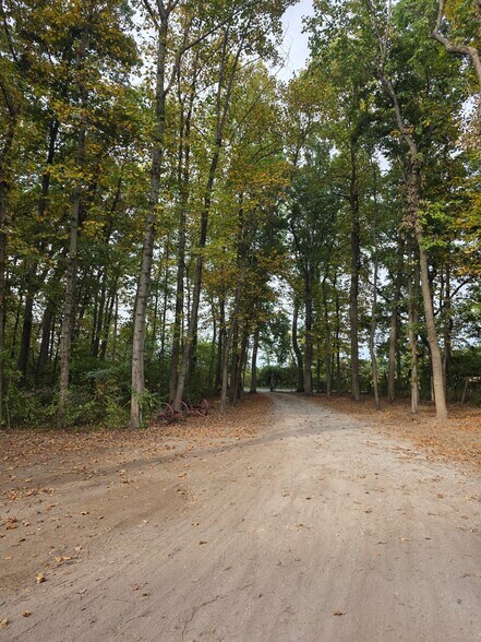 Private, gated driveway - 1008 W Singing Woods Rd
