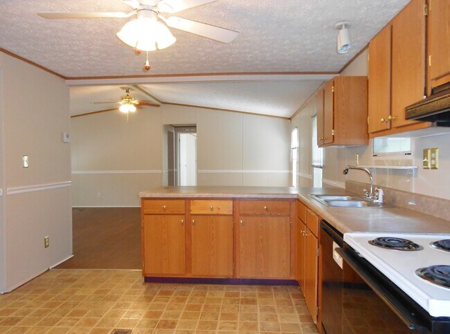 Building Photo - Large 3 Bedroom 3 Bathroom Modular Home in...