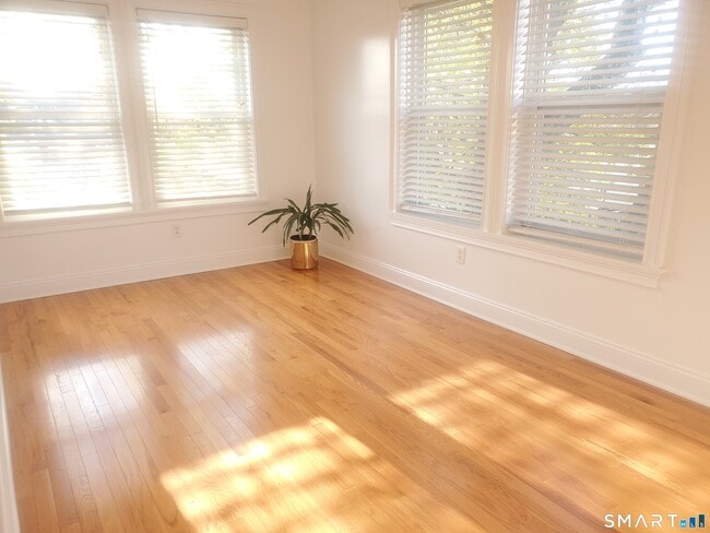 Building Photo - 1093 Shippan Ave