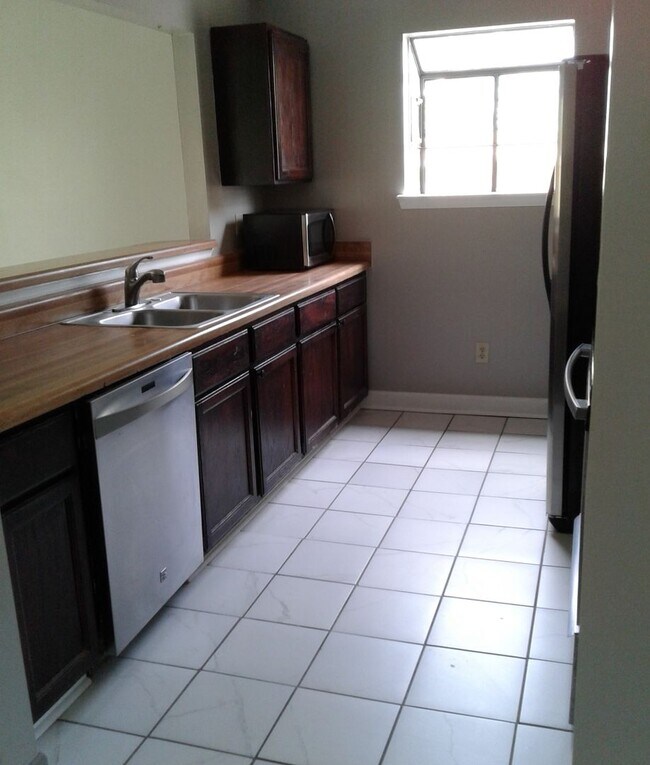 Building Photo - 211 Teakwood