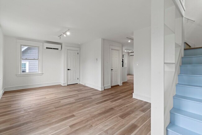 Building Photo - 10 E Marthart Ave