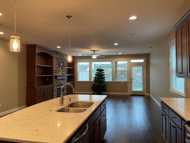 Building Photo - LUXURY 4 BD TOWNHOME! GATED PARKER VILLAGE...