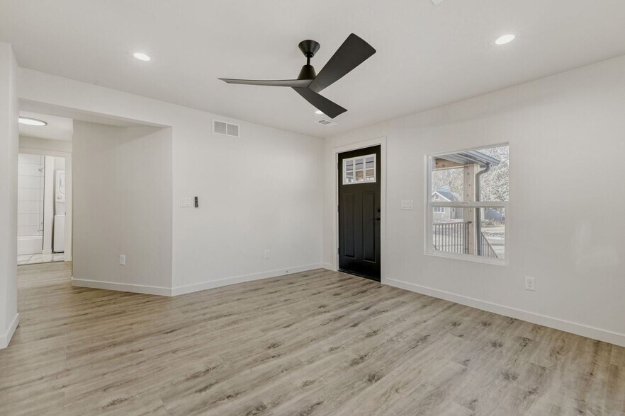 Building Photo - 946 Pratt St