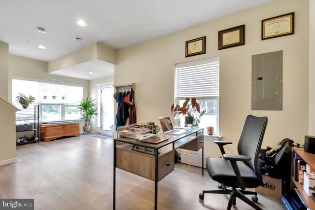 Building Photo - 121 High Pointe Dr