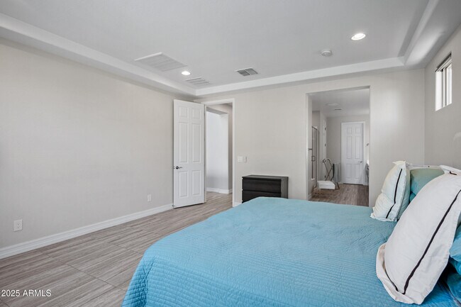 Building Photo - 2423 N Beverly Pl