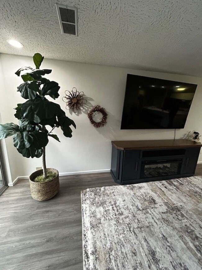 Building Photo - Beautiful Condo on the Boise Bench