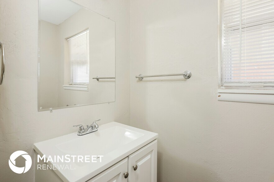 Building Photo - 2632 Kings Way