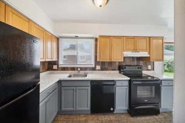 Building Photo - 4 Bedrooms 2 Bathroom