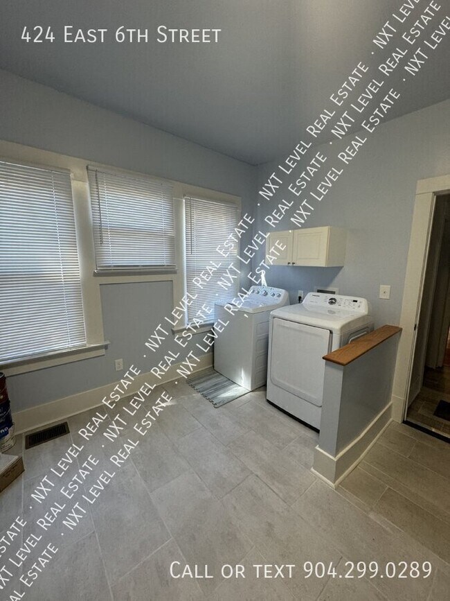 Building Photo - 424 E 6th St