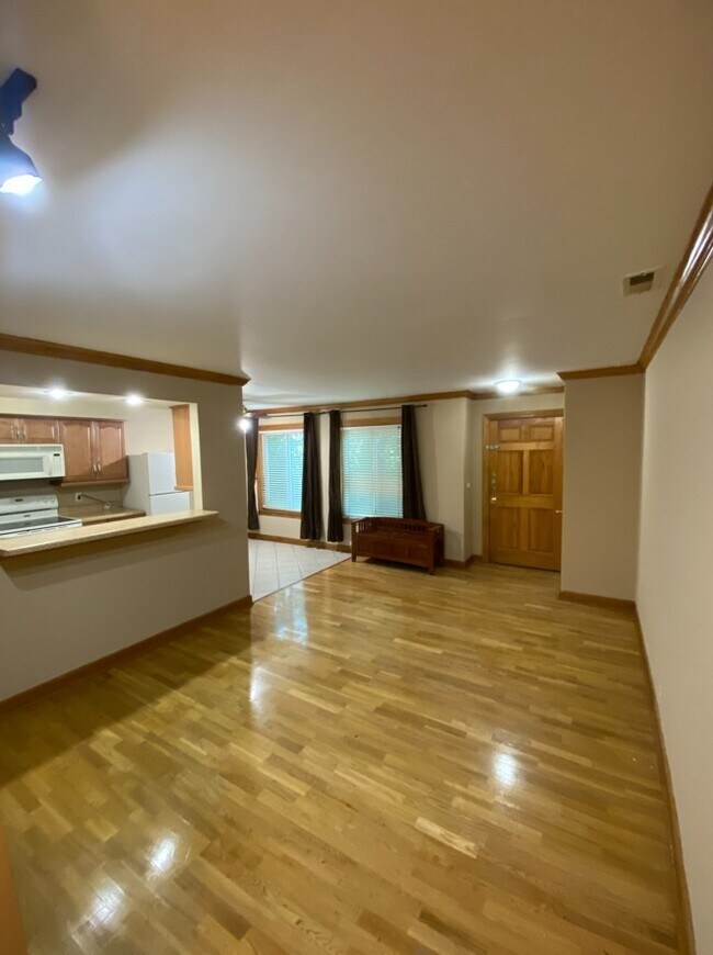 Building Photo - 1194 Cove Dr