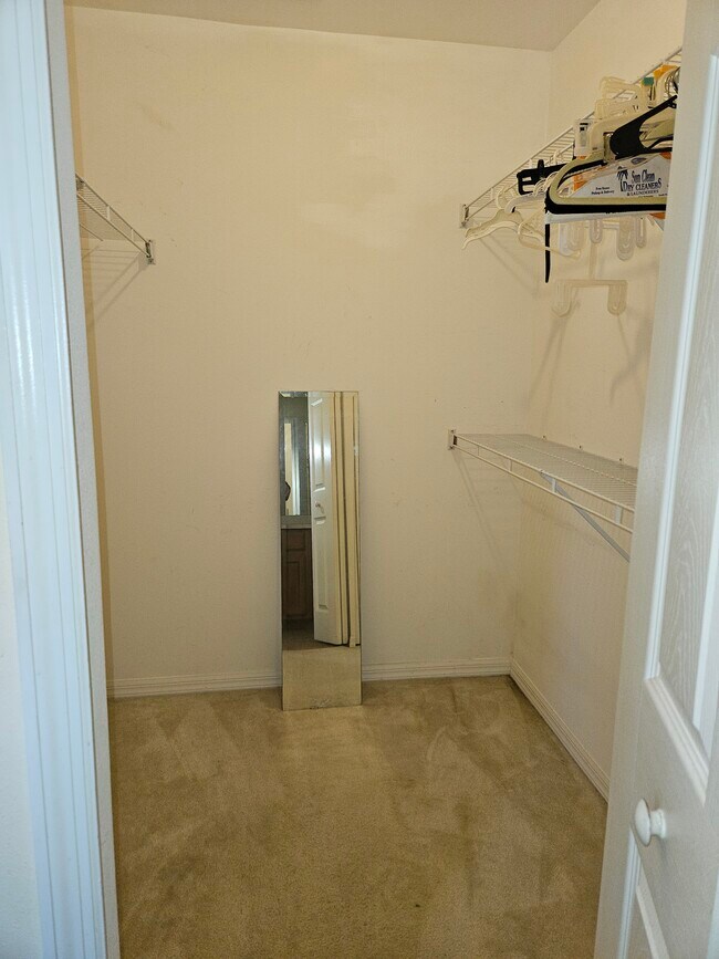 Master walking closet - 520 Benton Dr