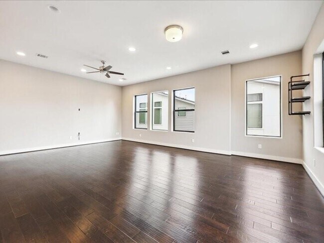 Building Photo - 3212 N MacGregor Way