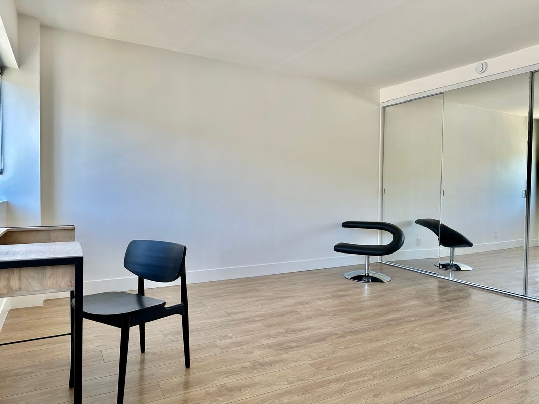 Building Photo - 999 N Doheny Dr