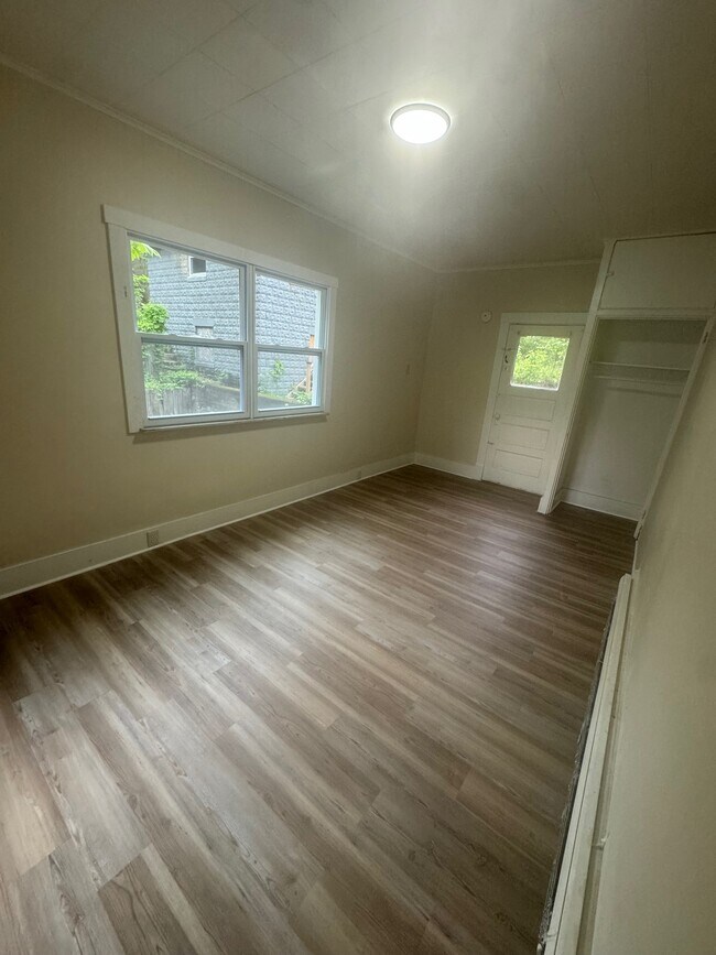 Building Photo - 309 Bausman St