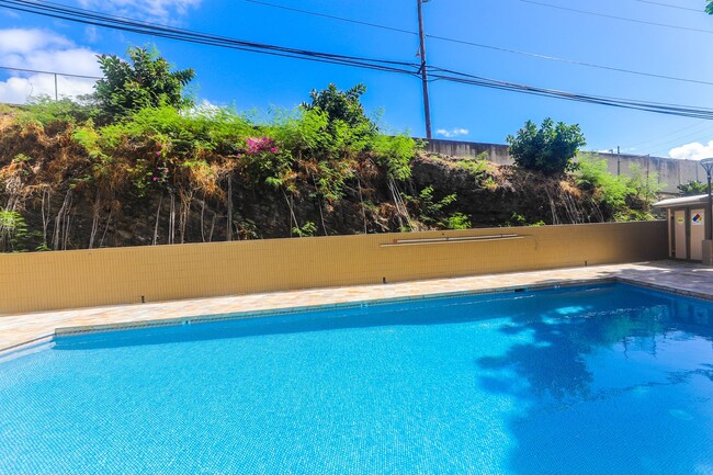 Building Photo - Sunset Lakeview - Fully renovated 3 bedroom, 2 bath on lower floor comes with tandem parking for ...