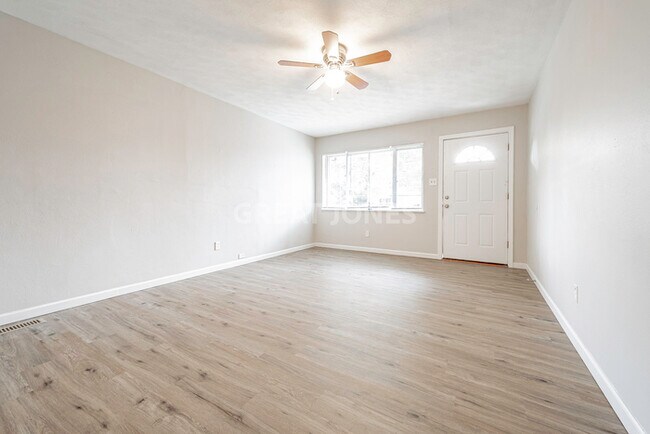 Building Photo - Charming