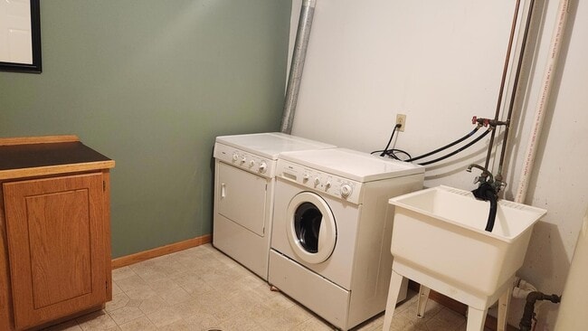 Building Photo - 779 9th St SE