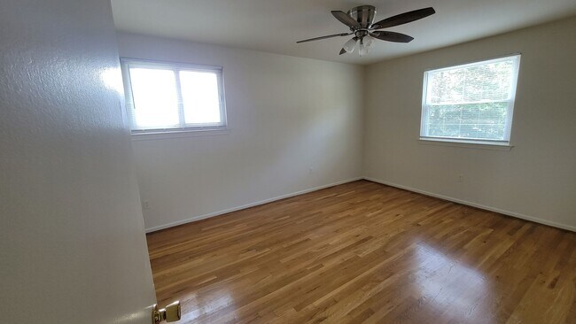 Building Photo - Spacious 4 Bed 3 Bath Home With Fully Fenced Yard In Amenity-Rich Kings Park West